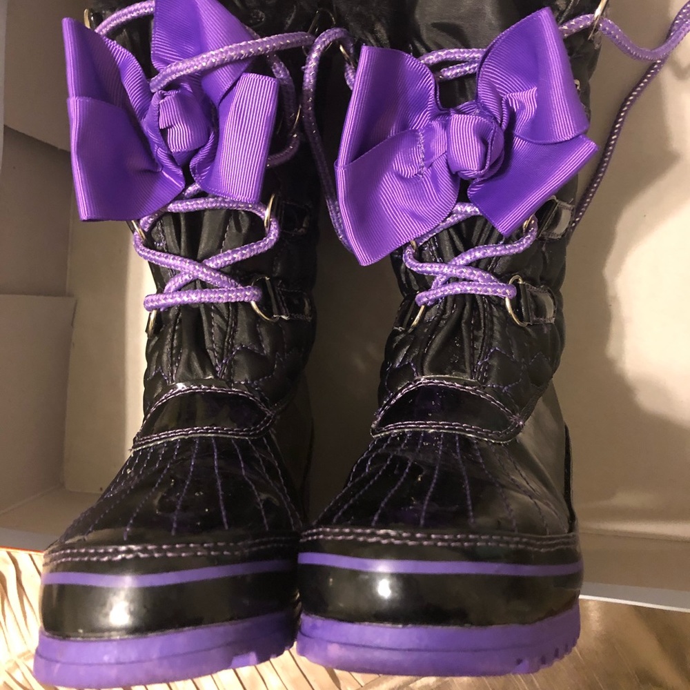 Adorable girls laced snow boots with bows